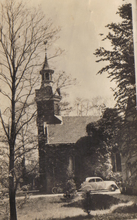 Auto bij kerk