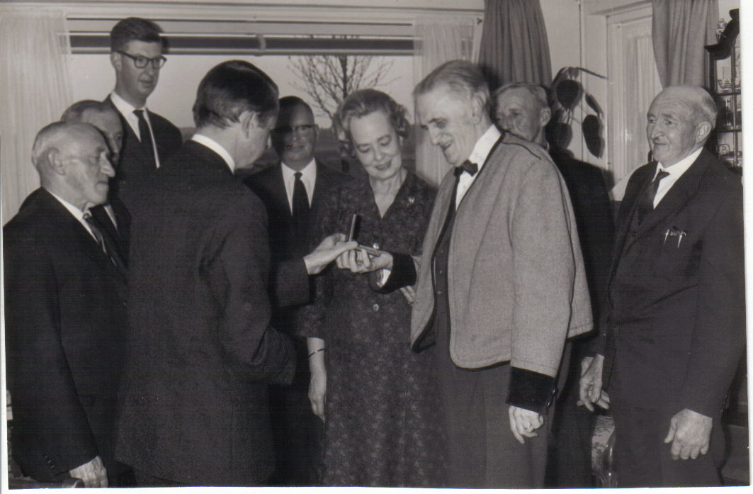 19650421 Uitreiking erepenning van Diepenveen